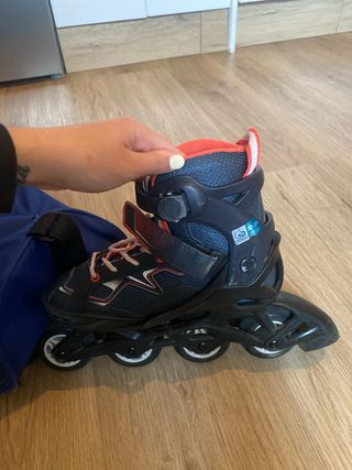 Bolsa Oxelo para patines azul, con protecciones.