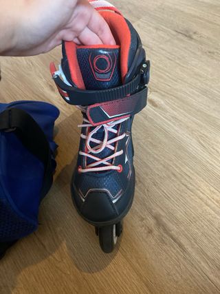 Bolsa Oxelo para patines azul, con protecciones.