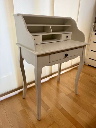 Secreter. Escritorio de madera color crema. Maison