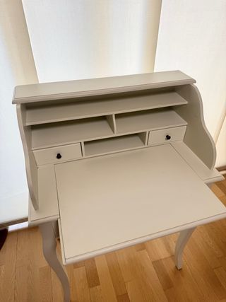 Secreter. Escritorio de madera color crema. Maison
