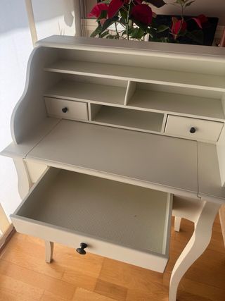 Secreter. Escritorio de madera color crema. Maison