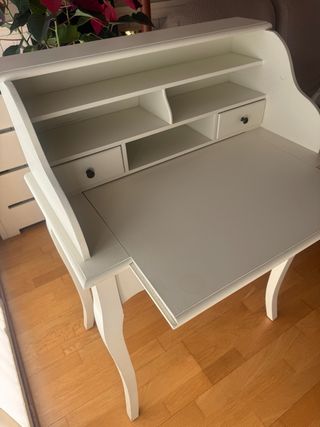 Secreter. Escritorio de madera color crema. Maison