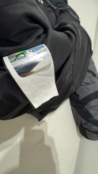 The North Face x KAWS Chaqueta Negra Gris