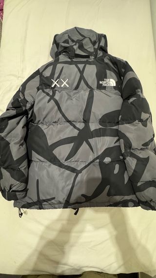 The North Face x KAWS Chaqueta Negra Gris