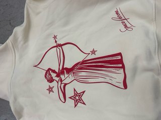 Sudadera Streetwear Beige Corazón Rojo