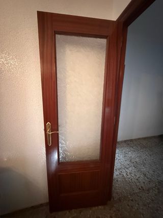 Puerta de madera con cristal