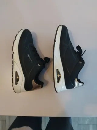 Zapatillas Skechers Negras y Doradas