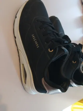 Zapatillas Skechers Negras y Doradas