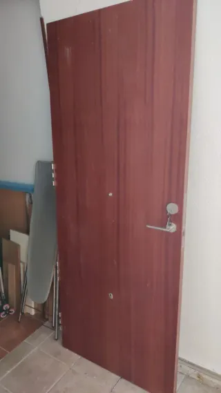 Puerta blindada madera sapelly con cercos