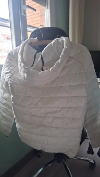 Cazadora acolchada Bershka blanca