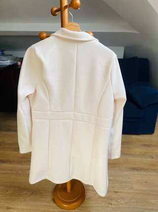 Abrigo beige por encima de la rodilla