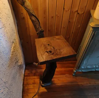 Lampada da terra e comodino in legno