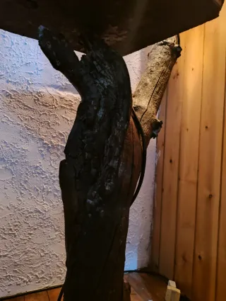 Lampada da terra e comodino in legno