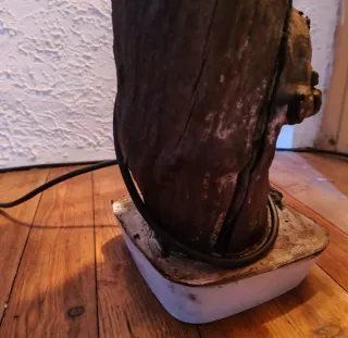 Lampada da terra e comodino in legno