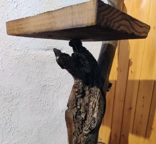 Lampada da terra e comodino in legno