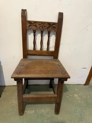Silla de madera natural tallada