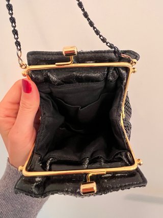 Bolso de lentejuelas negro con cadena