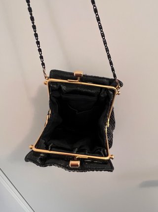 Bolso de lentejuelas negro con cadena