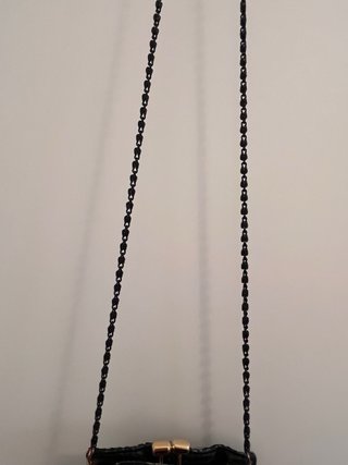 Bolso de lentejuelas negro con cadena