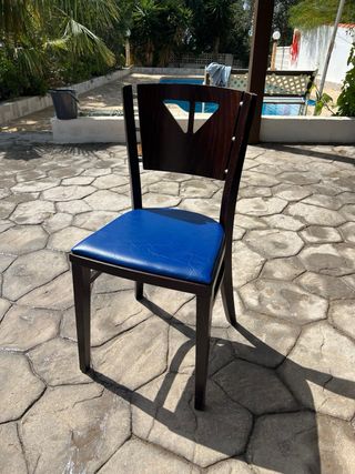 Sillas de madera con asiento azul