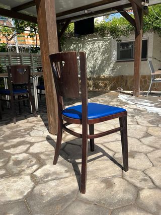 Sillas de madera con asiento azul