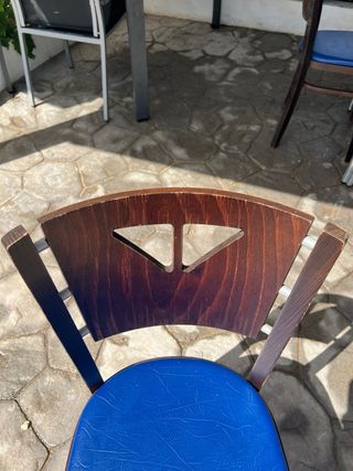 Sillas de madera con asiento azul