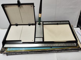 Rubrica da scrivania con calendario e penna