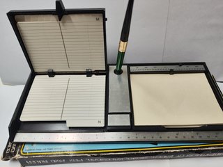 Rubrica da scrivania con calendario e penna