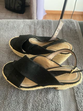 Sandalias negras de cuña