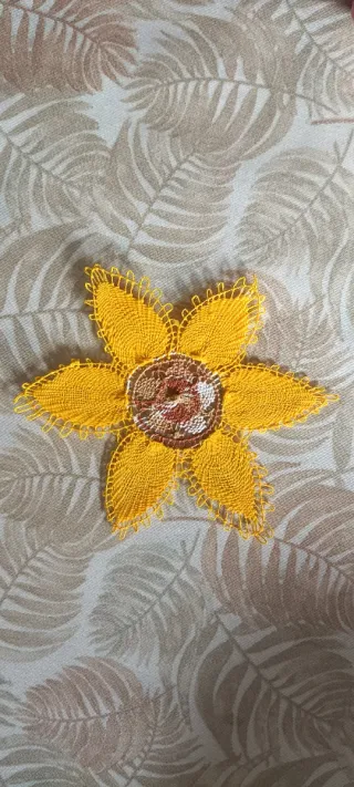 Aplique Ñandutí Flor tipo girasol.