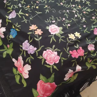 Mantón negro bordado flores