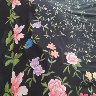 Mantón negro bordado flores