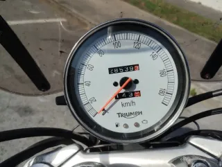 Triumph America 900