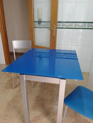 Mesa cristal azul con 2 sillas