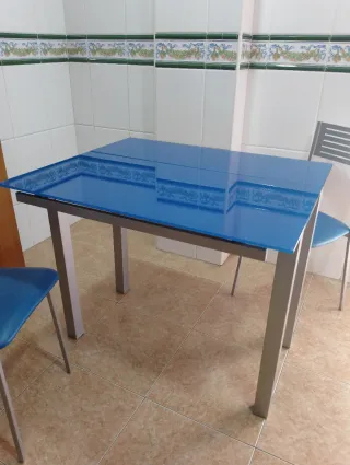 Mesa cristal azul con 2 sillas