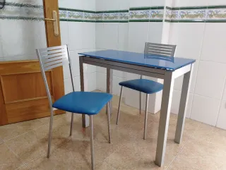 Mesa cristal azul con 2 sillas