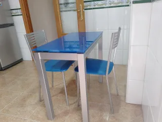 Mesa cristal azul con 2 sillas