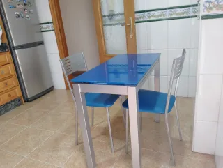 Mesa cristal azul con 2 sillas