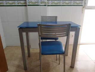 Mesa cristal azul con 2 sillas