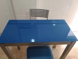 Mesa cristal azul con 2 sillas