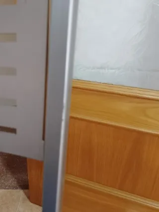 Mesa cristal azul con 2 sillas