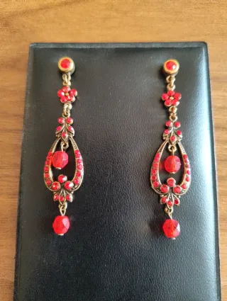 Pendientes largos dorados con piedras rojas