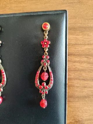 Pendientes largos dorados con piedras rojas
