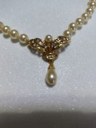 Collar de perlas con colgante y pedreria