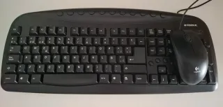 Computer HP bianco con tastiera e mouse in regalo