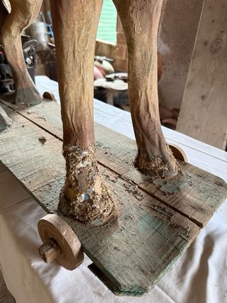 Caballo de cartón antiguo para juguete