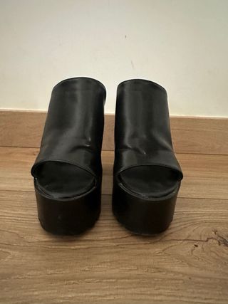 Sandalias negras plataforma tacón