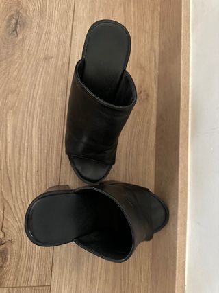 Sandalias negras plataforma tacón