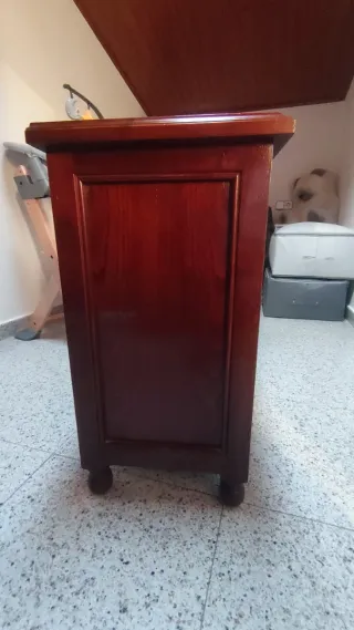 Mesitas de noche de caoba a juego