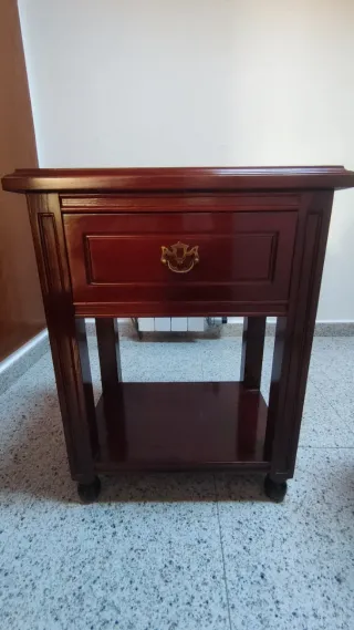 Mesitas de noche de caoba a juego